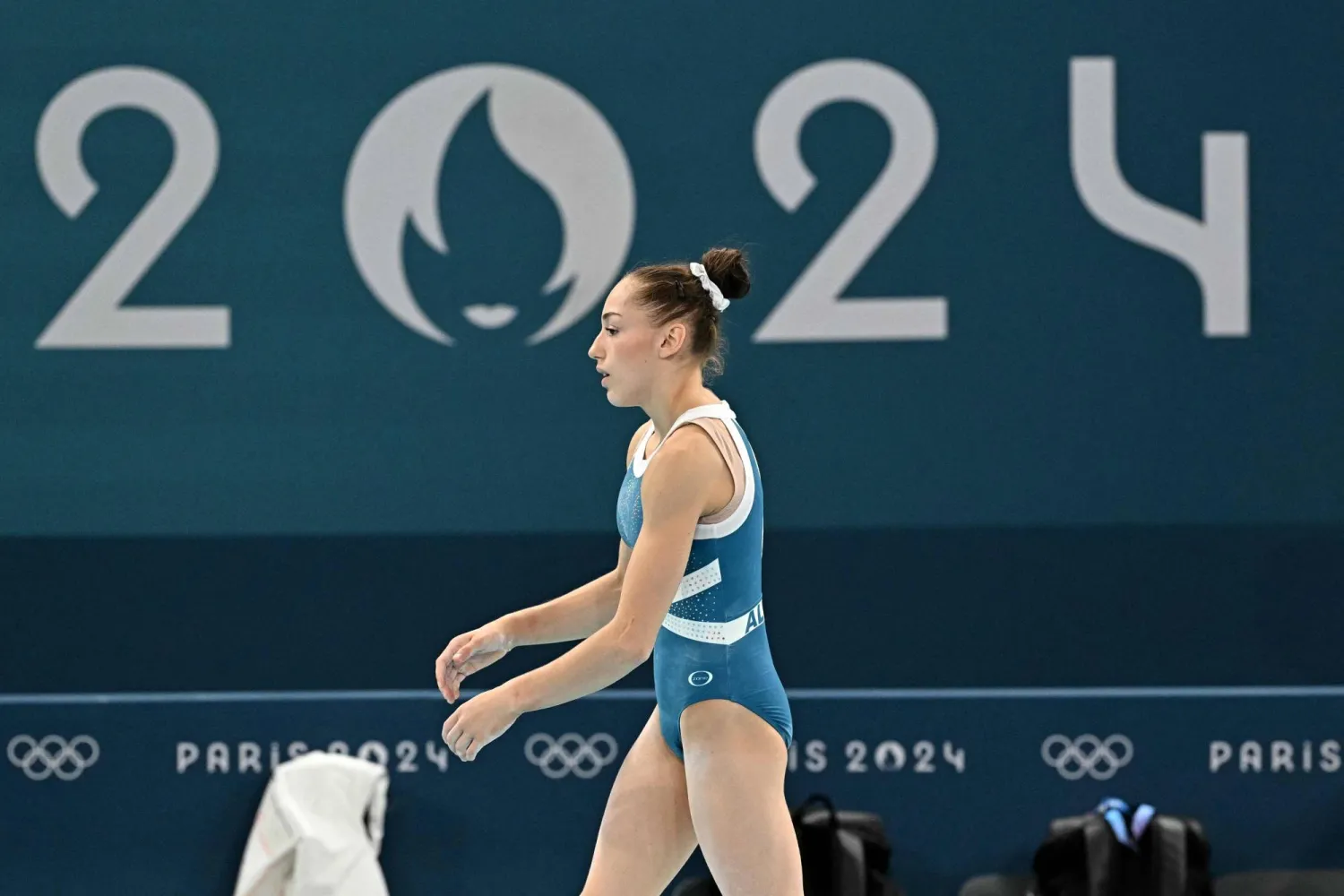 كايليا نمور لاعبة الجمباز الجزائرية تستعد للتألق في باريس (أ.ف.ب)