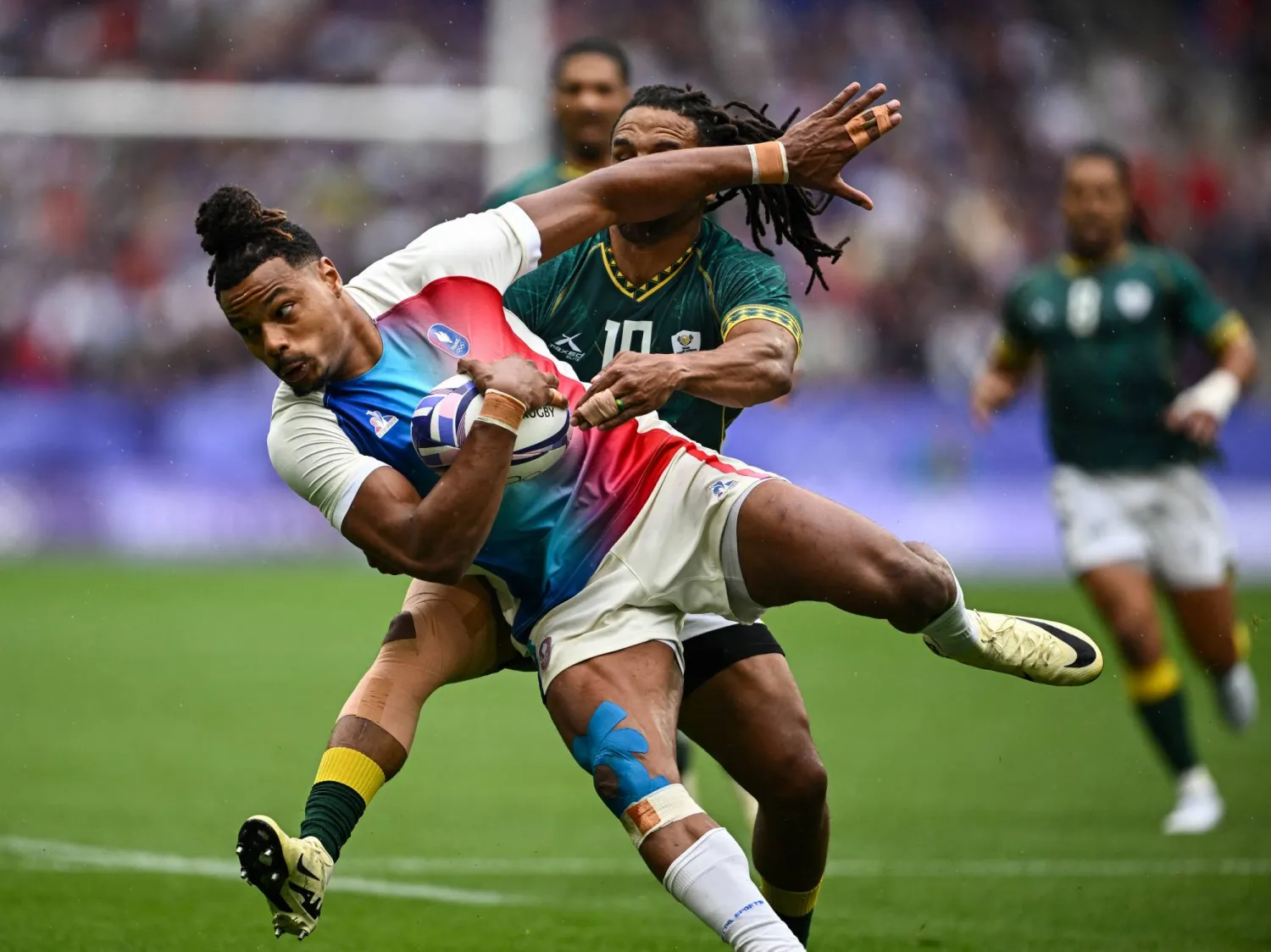 فرنسا تهزم جنوب أفريقيا بجدارة في الرغبي (رويترز)