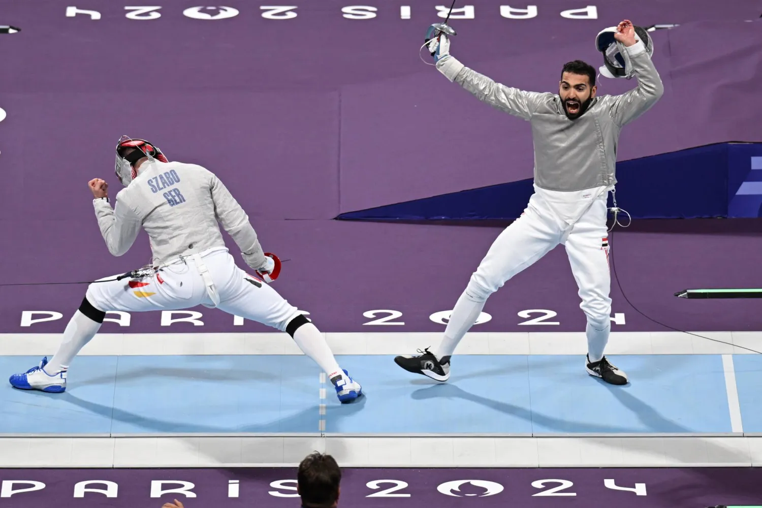 المصري زياد السيسي (يمين) يحتفل بالفوز على الألماني ماتياس سزابو (د.ب.أ)