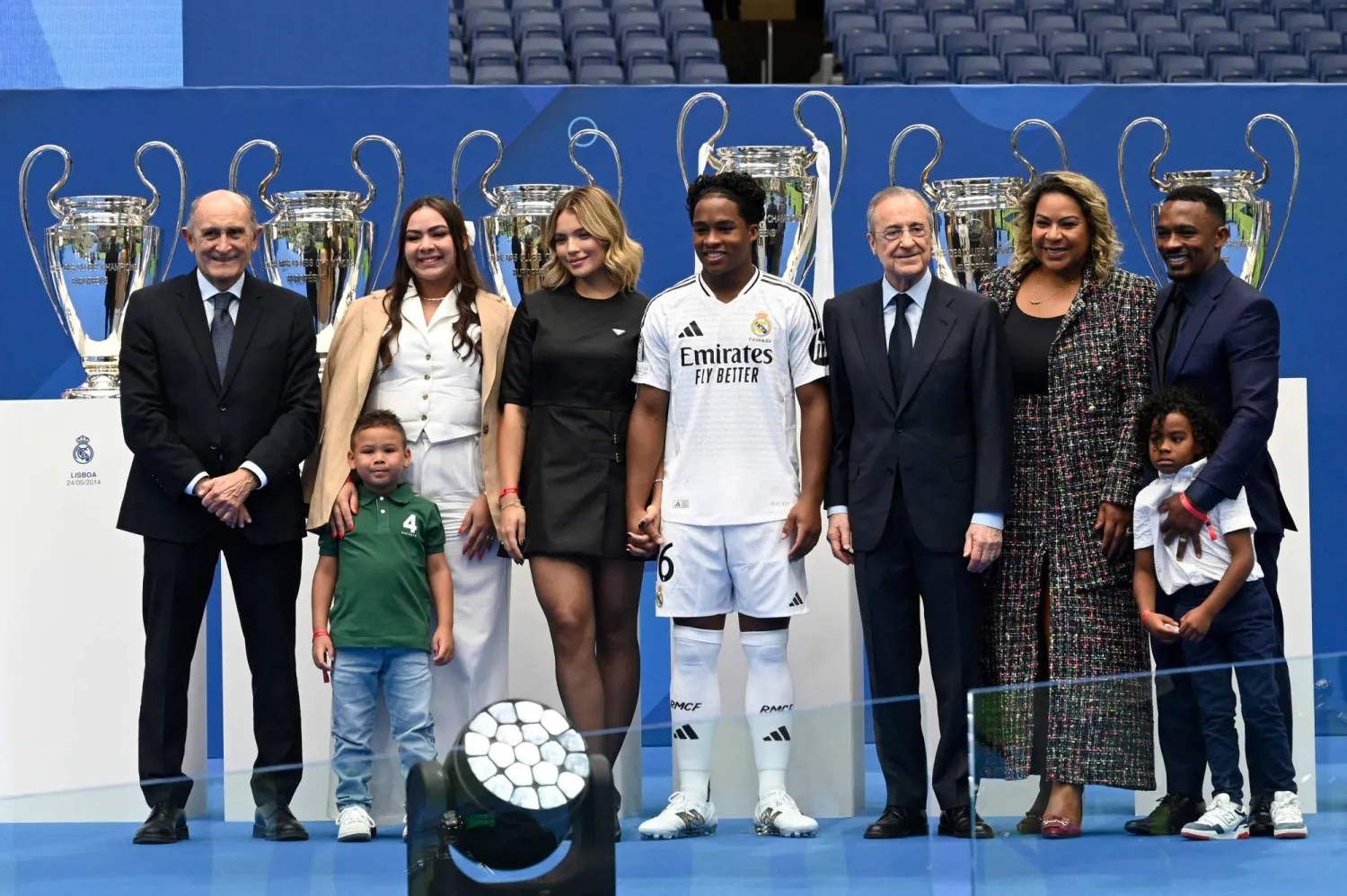 البرازيلي إندريك يحتفل بتوقيعه لريال مدريد (أ.ف.ب)