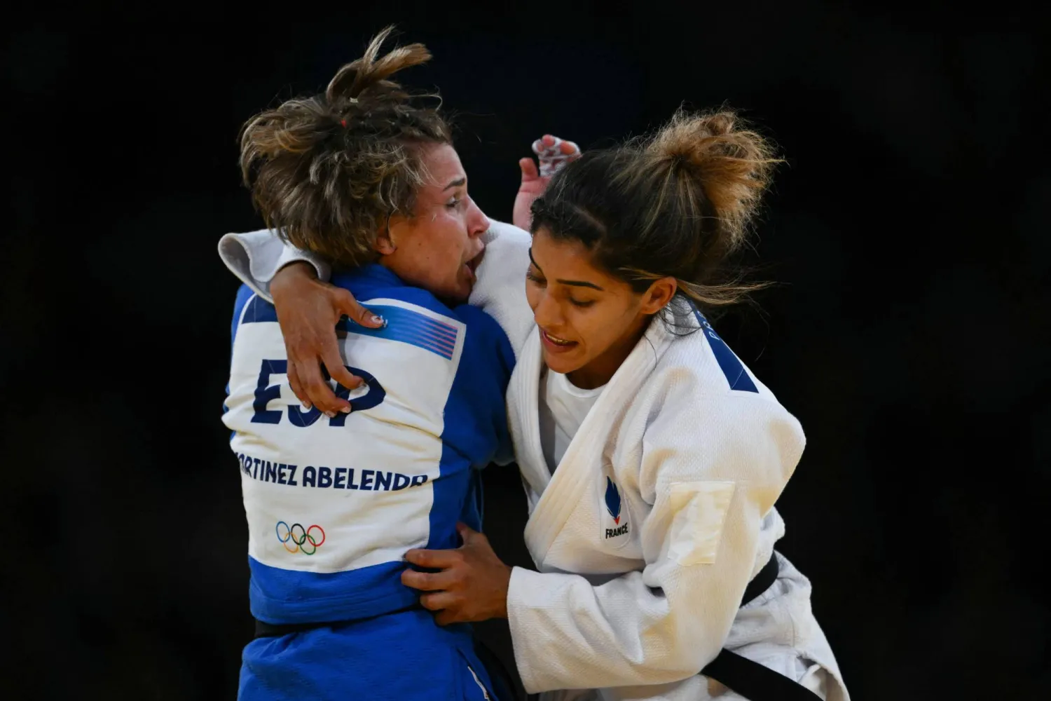 الفرنسية شيرين بوكلي (بالأبيض) تهزم منافستها الإسبانية وتحرز الميدالية البرونزية (أ.ف.ب)