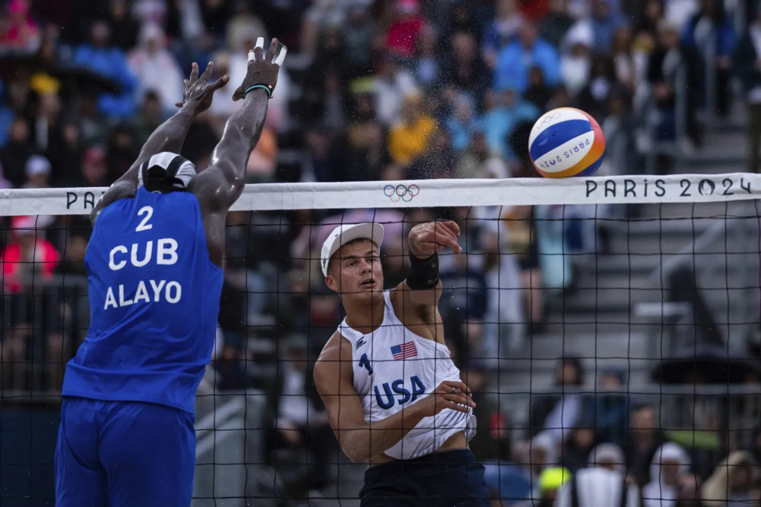 كوبا تهزم أميركا في الطائرة الشاطئية (أ.ب)