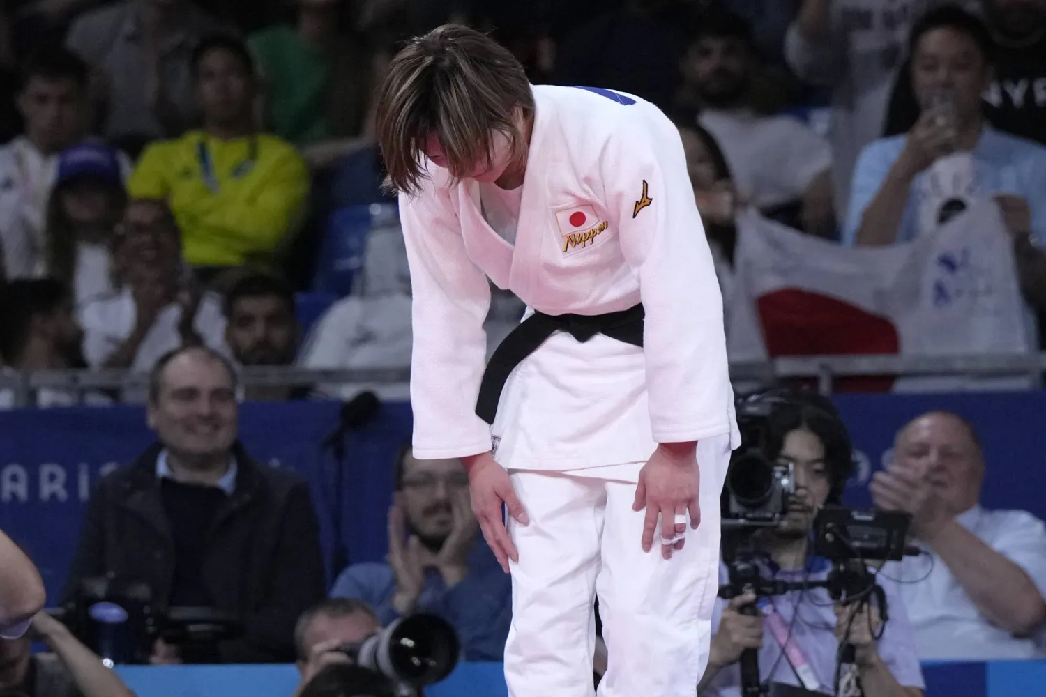 اليابانية ناتسومي تسونودا تحتفل بالميدالية الذهبية (أ.ب)