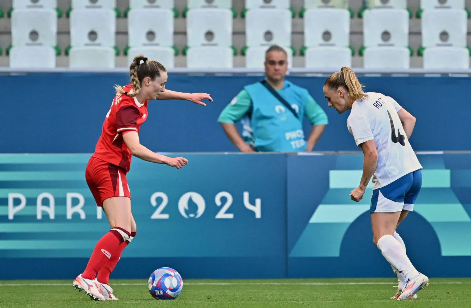 جانب من مواجهة كندا ونيوزيلندا ضمن منافسات كرة قدم السيدات في أولمبياد باريس (أ.ف.ب)