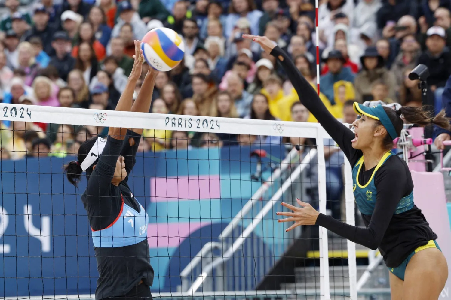 من مواجهة أستراليا والصين ضمن منافسات الكرة الشاطئية للسيدات في الألعاب الأولمبية (رويترز)