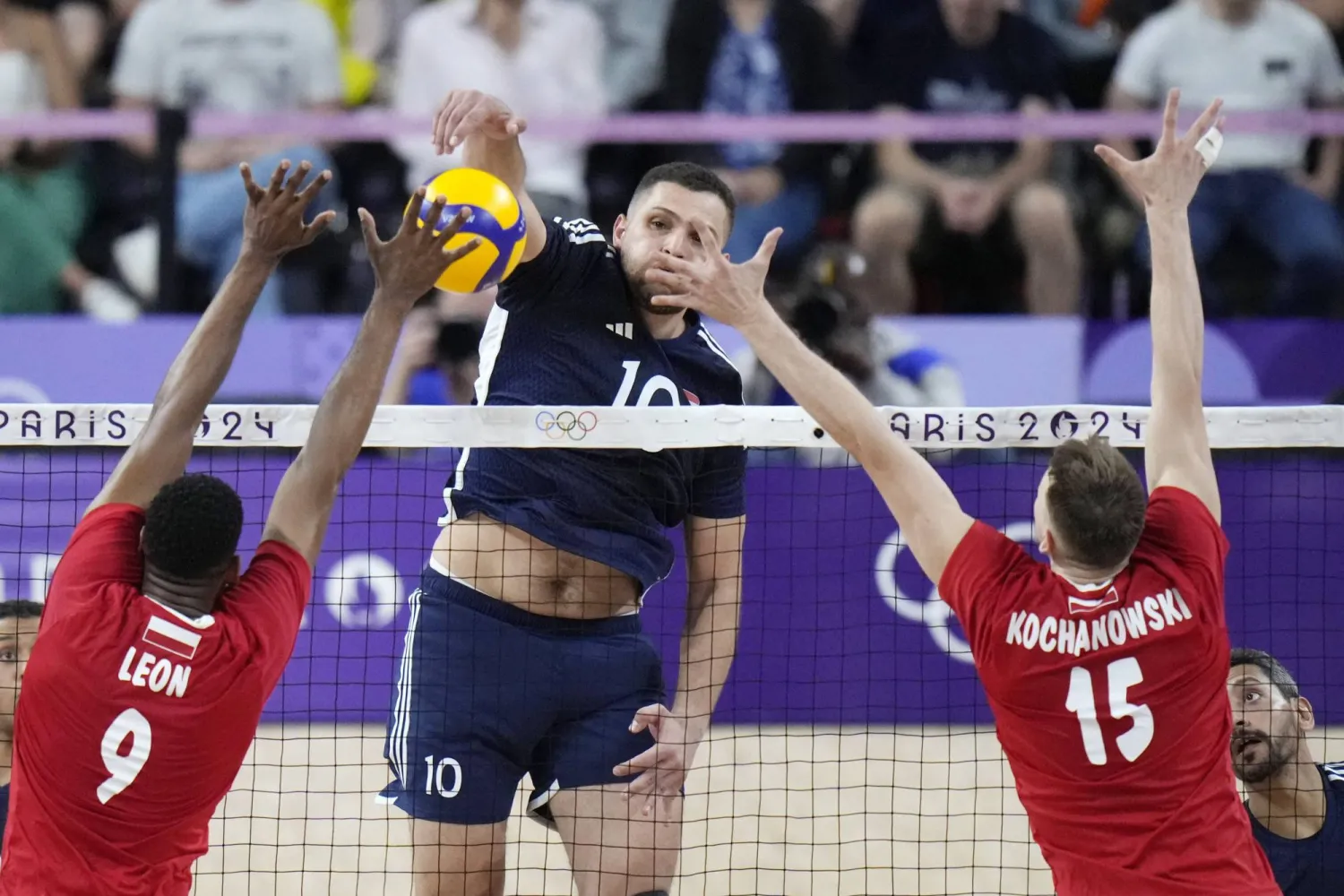 جانب من مواجهة مصر وبولندا ضمن منافسات كرة الطائرة في الألعاب الأولمبية (أ.ب)