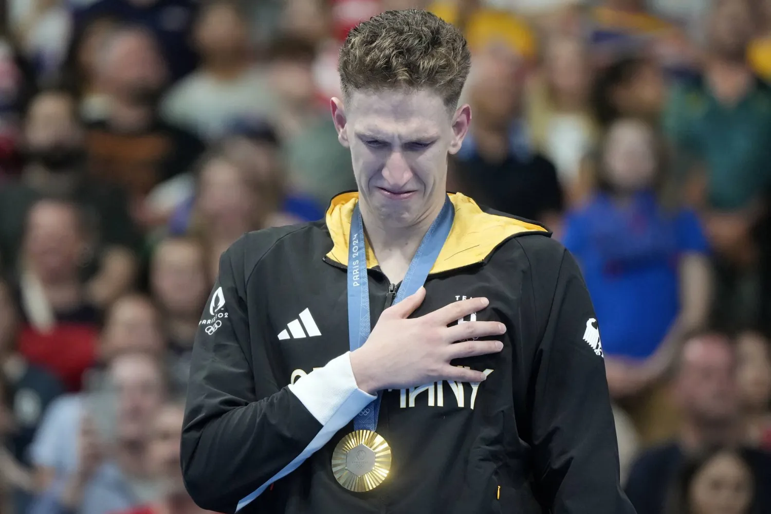 مارتينز لدى تتويجه بذهبية السباحة (أ.ب)