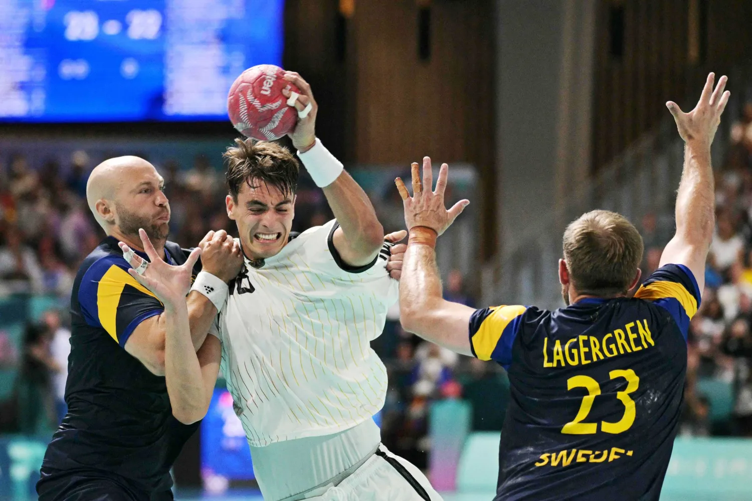 من مواجهة ألمانيا والسويد ضمن منافسات كرة اليد في الألعاب الأولمبية (أ.ف.ب)