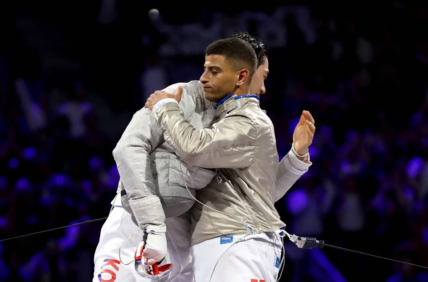 التونسي فرجاني يتبادل التحية مع منافسه الكوري الجنوبي عقب نهاية المواجهة (رويترز)