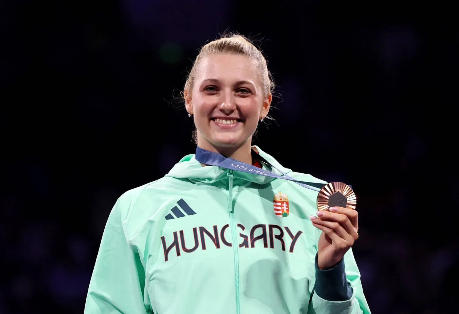 المجرية إستر موهاري سعيدة بتحقيق الميدالية البرونزية في منافسات المبارزة بسلاح السابر (رويترز)