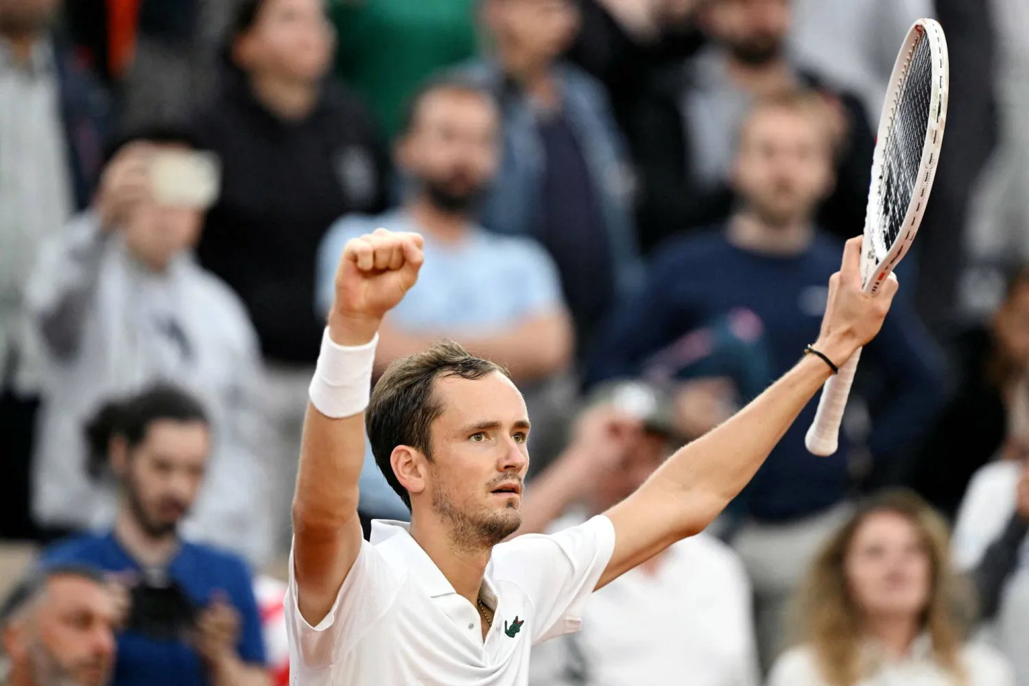 ميدفيديف فرح بانتصاره على الأسترالي هيغيتاكا في مستهل منافسات التنس بأولمبياد باريس (أ.ف.ب)