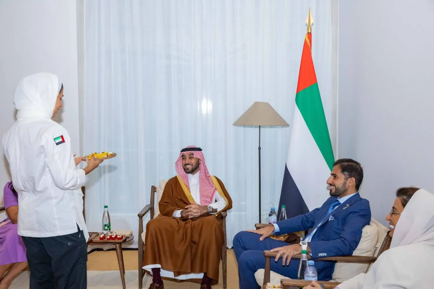 الفيصل والنعيمي خلال لقائهما في البيت الأولمبي الإماراتي (الأولمبية السعودية)