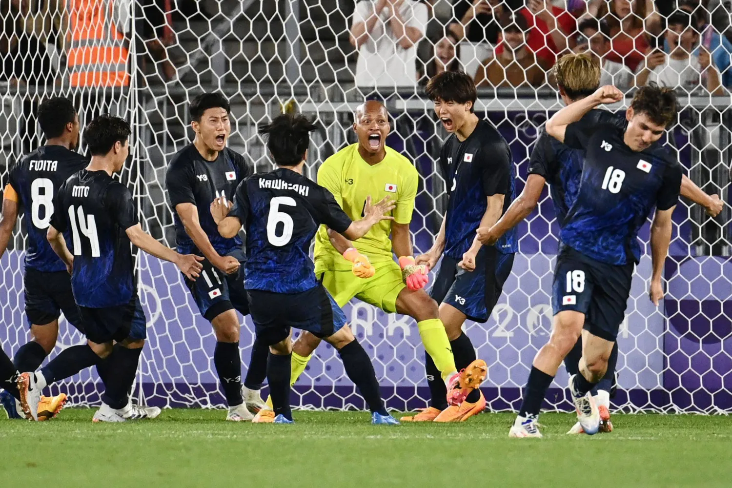 فرحة لاعبي المنتخب الياباني عقب فوزهم على مالي والتأهل لربع النهائي (أ.ف.ب)