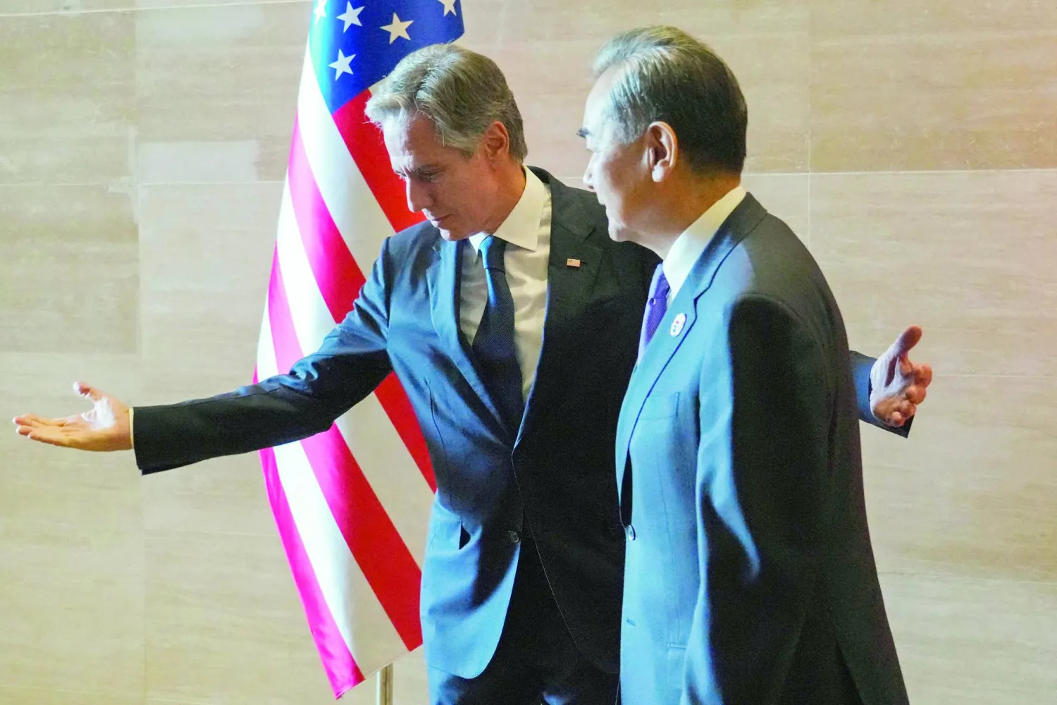 وزيرا خارجية الصين وأميركا خلال لقائهما على هامش اجتماع «آسيان» في عاصمة لاوس فينتيان السبت (أ.ف.ب)