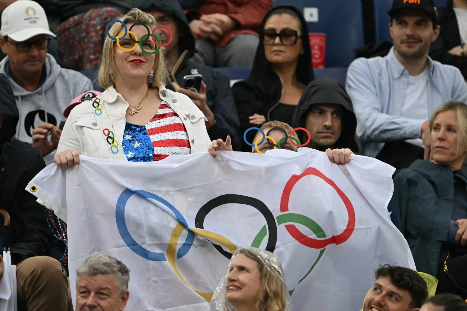 مشجعة أميركية تساند أحد منتخبات بلادها في الأولمبياد (أ.ف.ب)