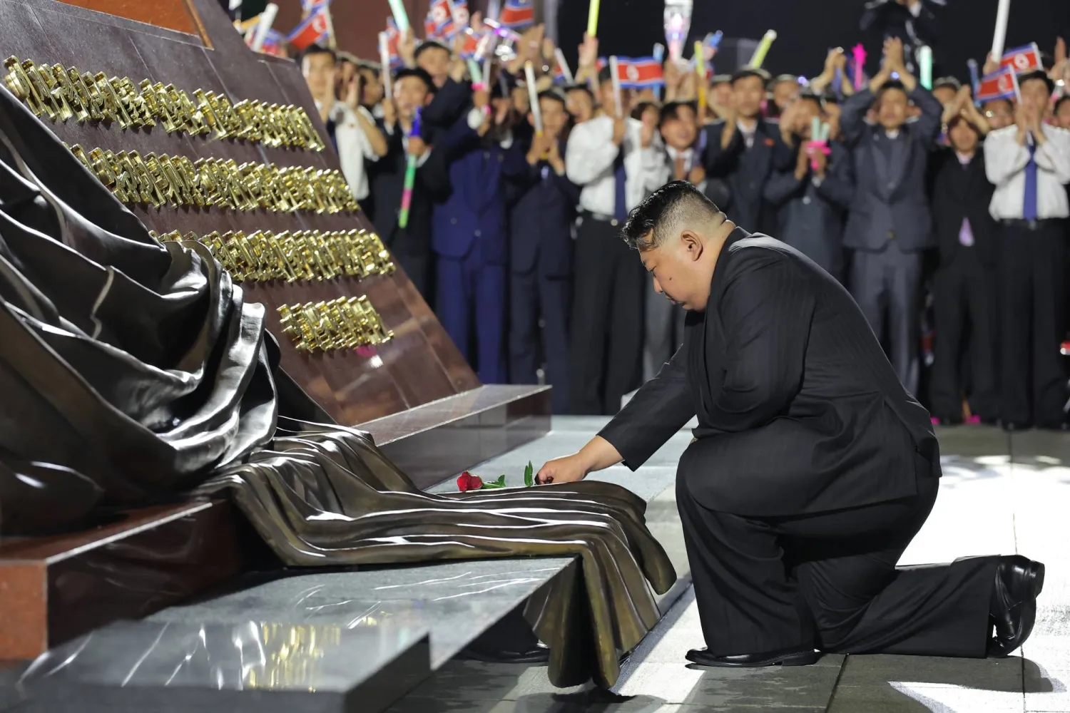 HANDOUT - 28 July 2024, North Korea, Pyongyang: A photo released by North Korea's official Korean Central News Agency (KCNA) on 28 July 2024 shows North Korean leader Kim Jong-un placing a flower at the base of the Monument to the Victorious Fatherland Liberation War, during celebrations to mark the 71st anniversary of the end of the Korean War. Photo: KCNA/dpa