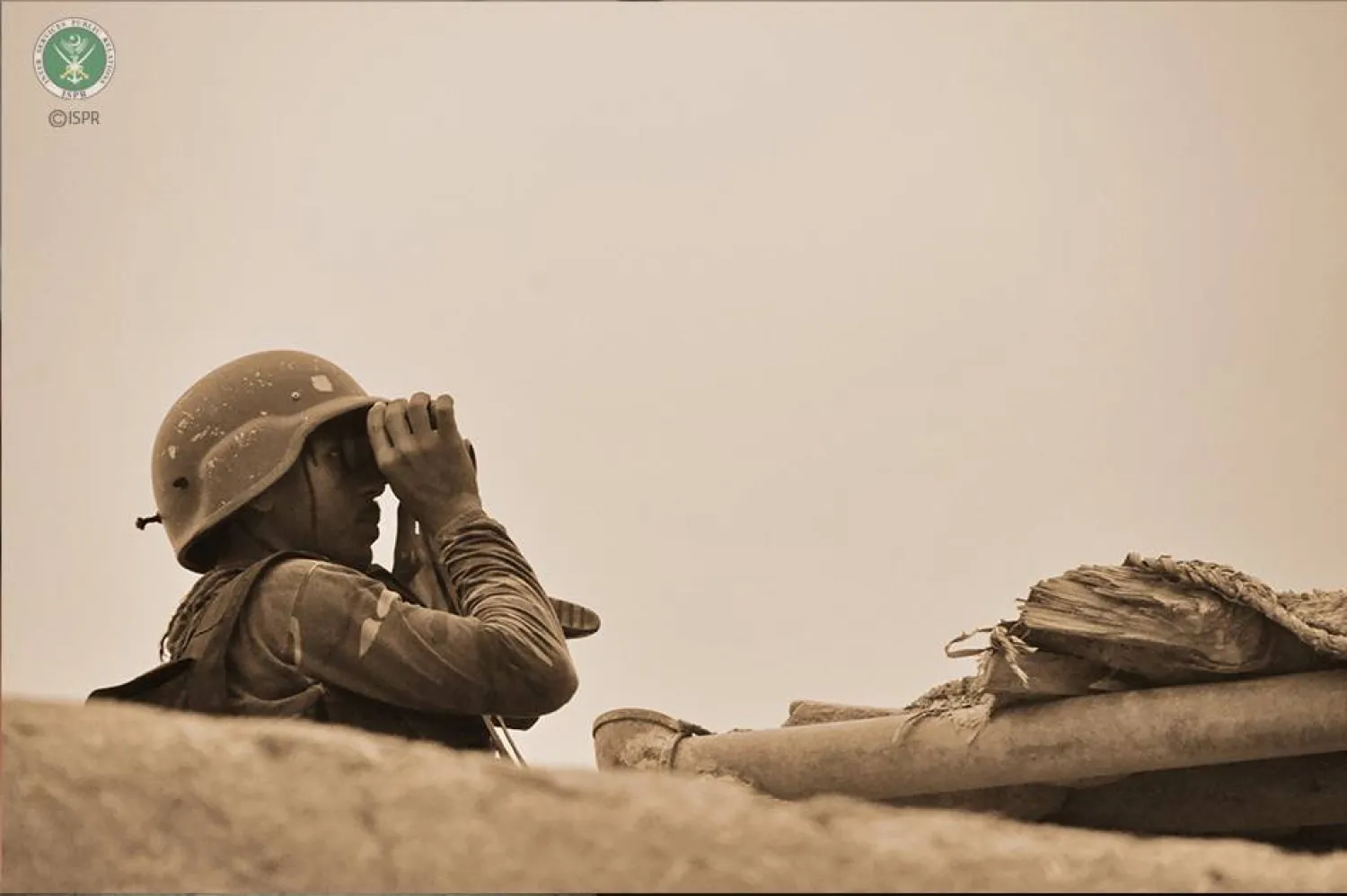 جندي من الجيش الباكستاني يقف للحراسة في إحدى المناطق خلال إحدى العمليات (الجناح الإعلامي للجيش الباكستاني)