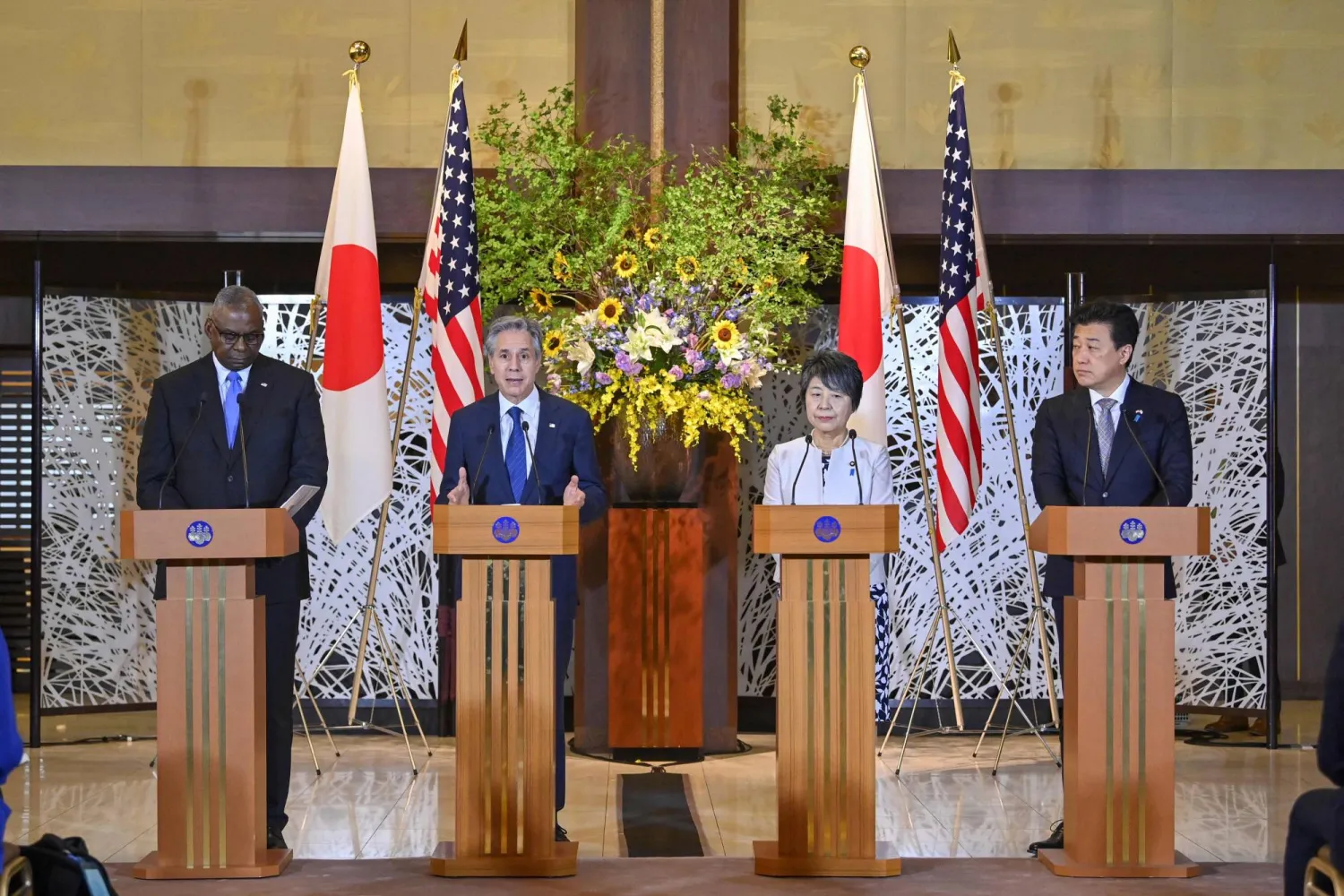 وزيرا الخارجية والدفاع الأميركيان ونظيراهما اليابانيان خلال مؤتمر صحافي بعد محادثاتهما في طوكيو الأحد (أ.ف.ب)