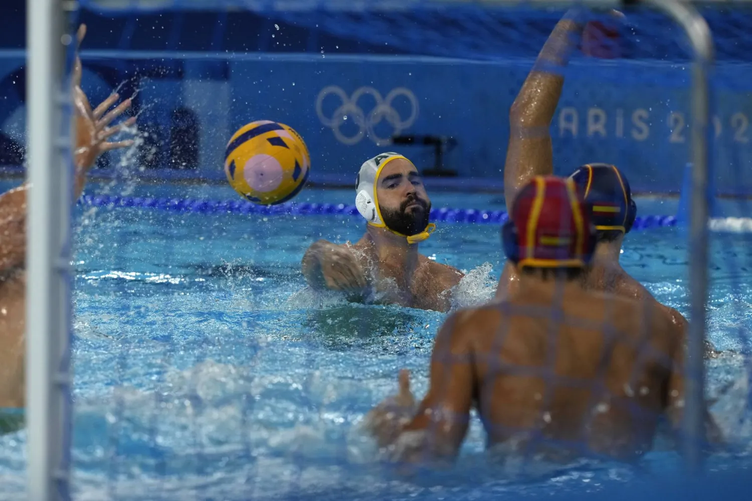 اكتسح منتخبُ إسبانيا بطلُ أوروبا نظيره الأسترالي (أ.ب)