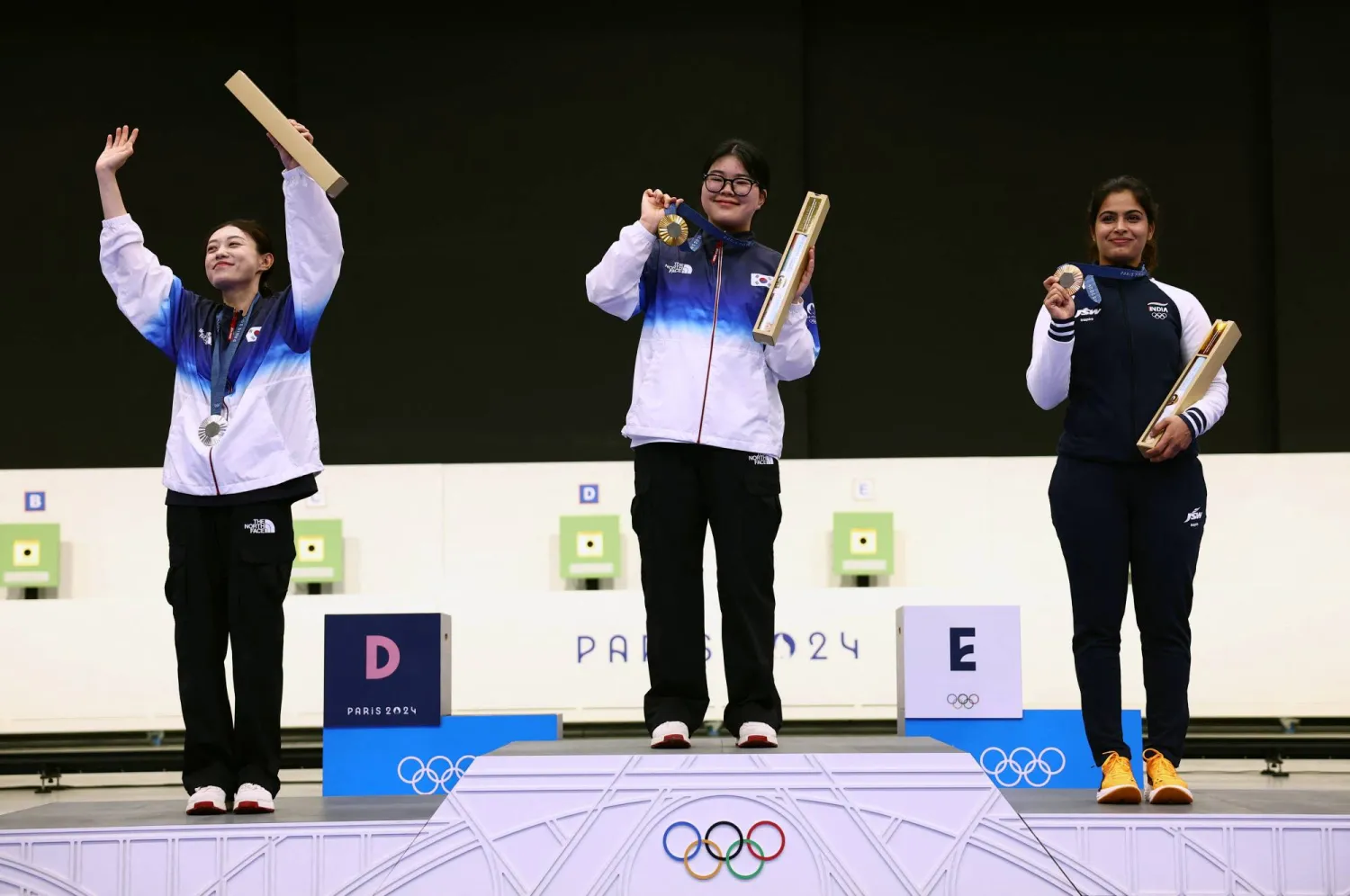 حفل فوز سيدات في مسابقة المسدس الهوائي 10 أمتار (رويترز)