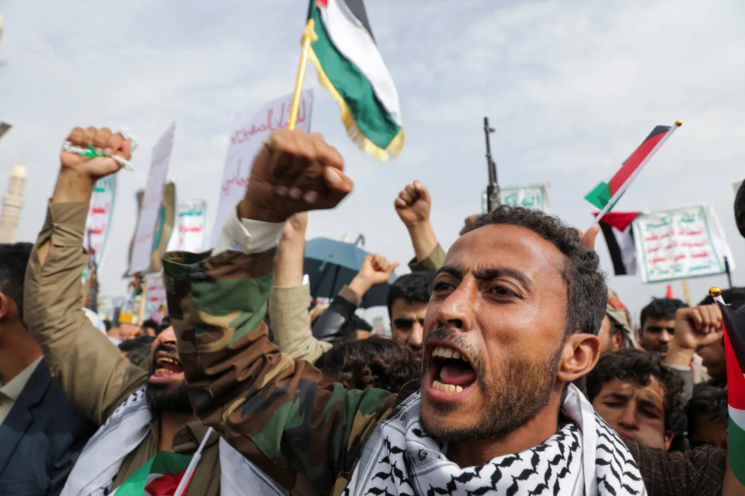 عناصر حوثيون في صنعاء خلال تجمع يرددون «الصرخة الخمينية» (رويترز)