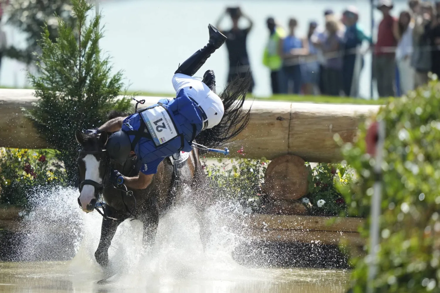 سقط فالر من فوق جواده «كارياتان» عند العقبة السادسة عشرة (أ.ب)