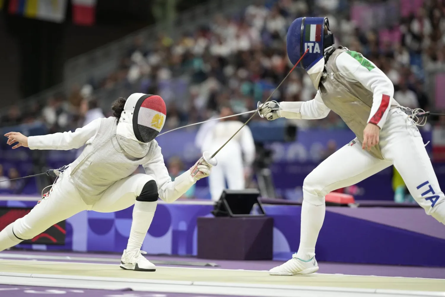 المصرية سارة عمرو حسني تنافس الإيطالية مارتينا فافاريتو في منافسات فردي السيدات في دور الـ 32 بأولمبياد باريس (أ.ب)