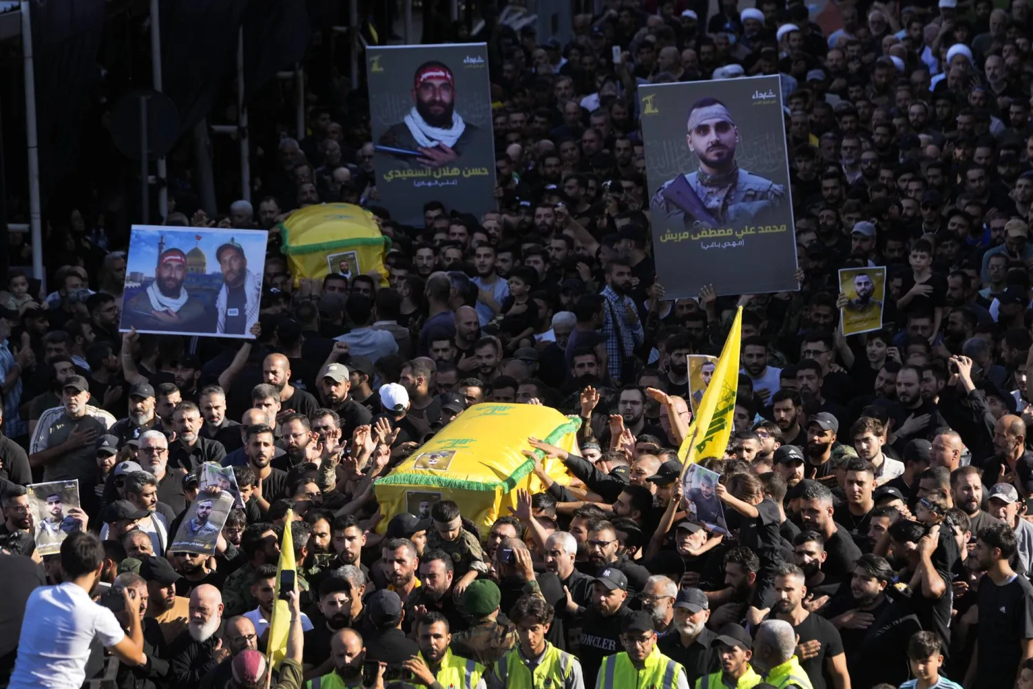 مناصرون لـ«حزب الله» يشيّعون مقاتلاً قضى في الجنوب السبت (أ.ب)