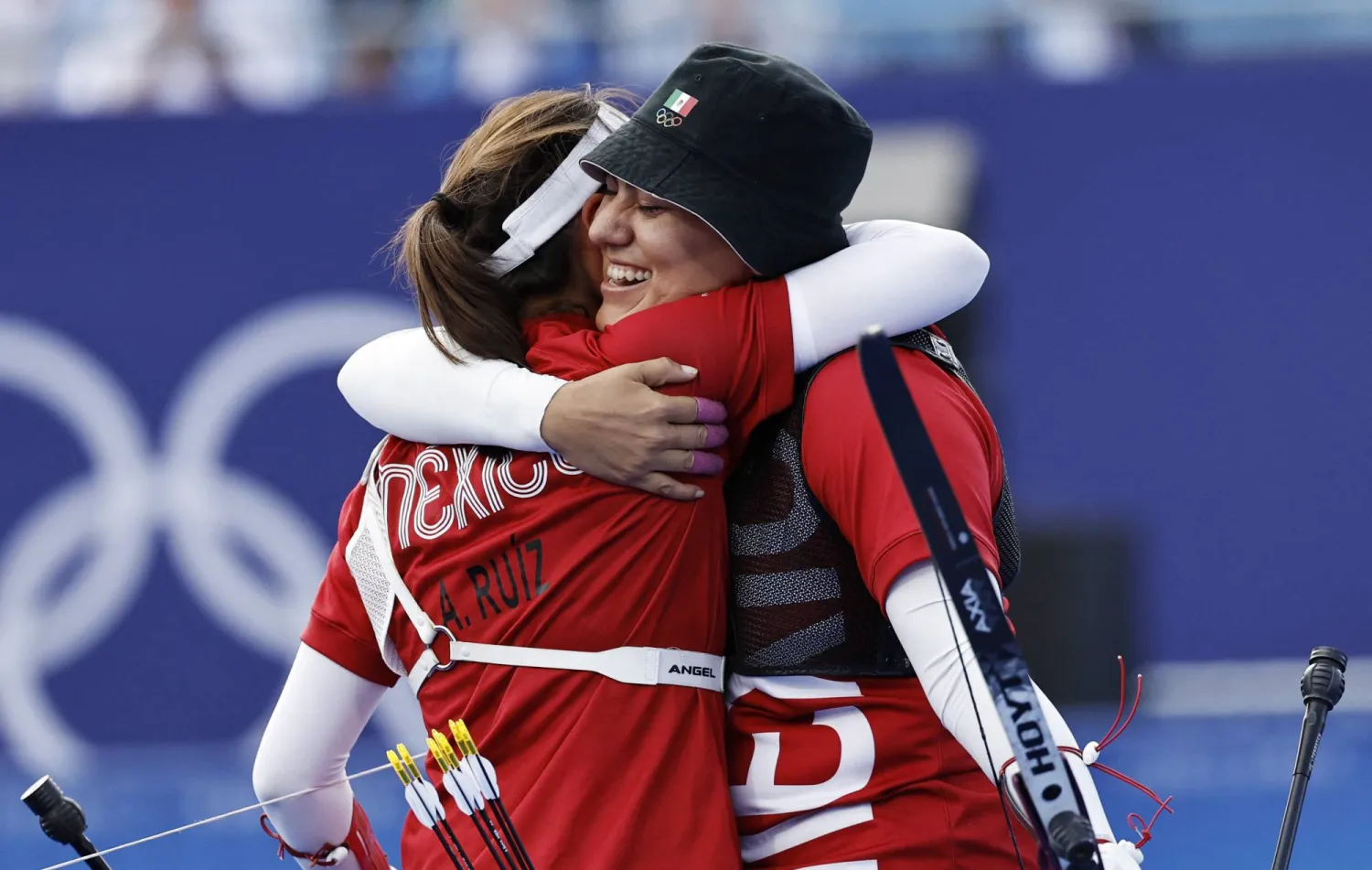 لاعبتا منتخب المكسيك تحتفلان ببرونزية فرق القوس والسهم (رويترز)