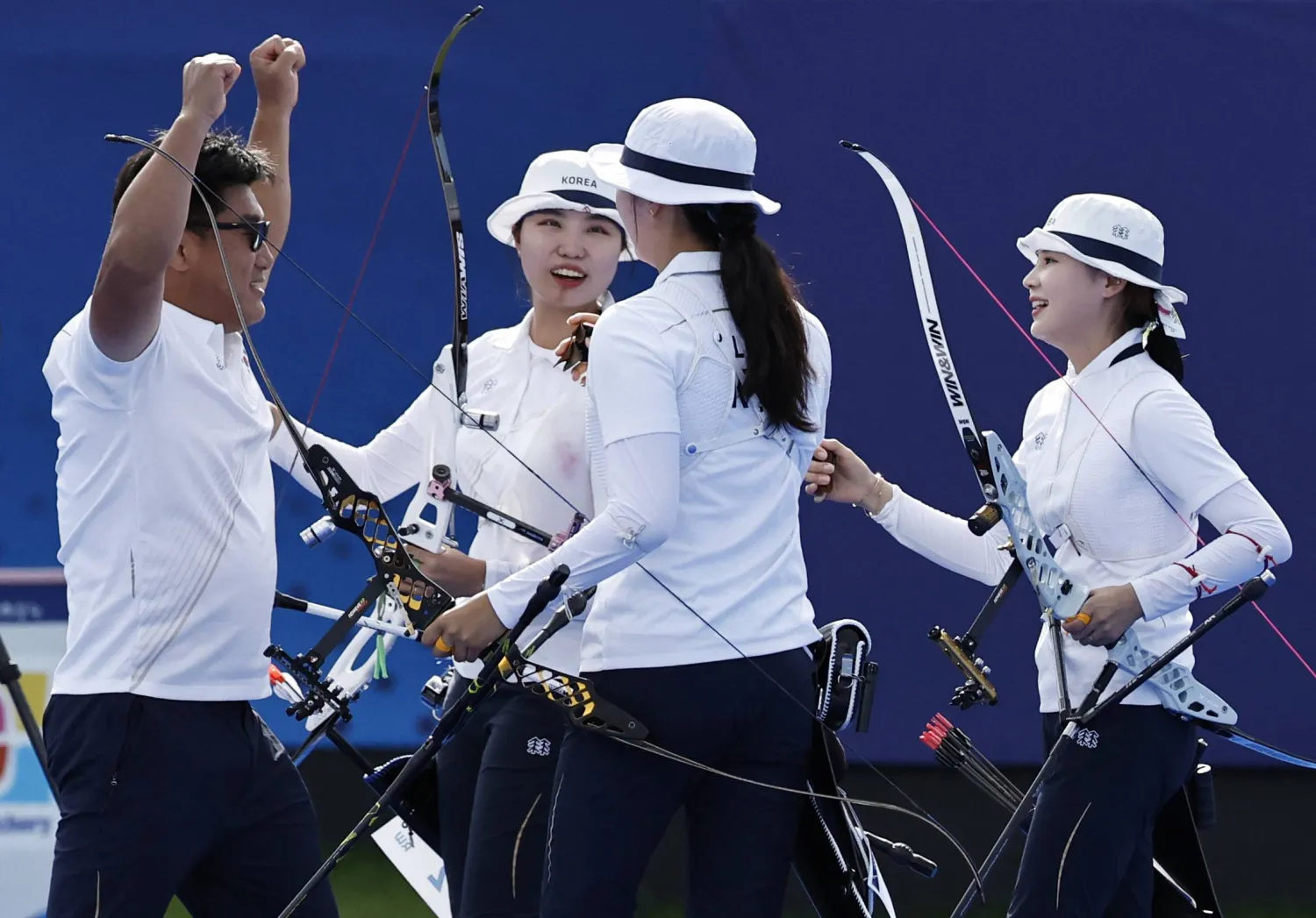 فتيات كوريا الجنوبية يحتفلن بذهبية فرق القوس والسهم في أولمبياد باريس (رويترز)