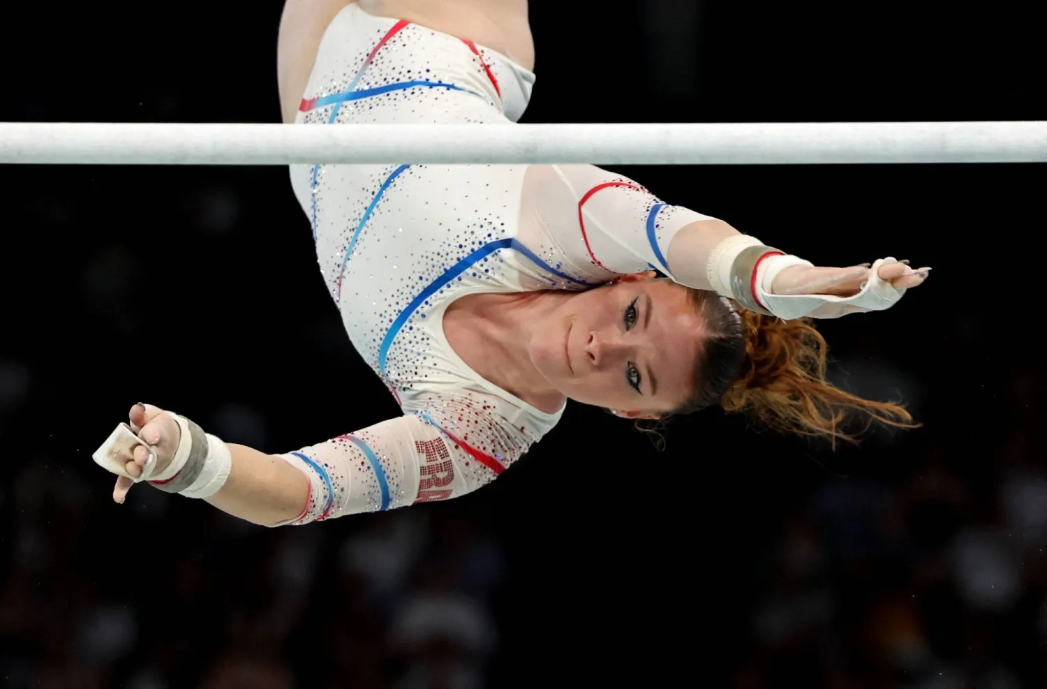الفرنسية مورجان أوسيسيك خلال منافسات رياضة عارضة التوازن في أولمبياد باريس (رويترز)