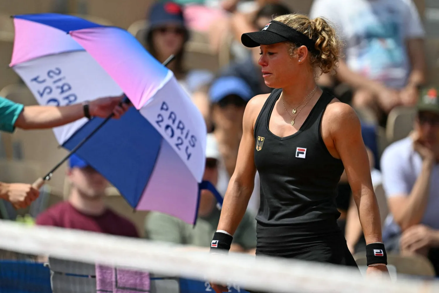 الألمانية لورا سيغموند انسحبت من منافسات تنس السيدات في الأولمبياد (أ.ف.ب)