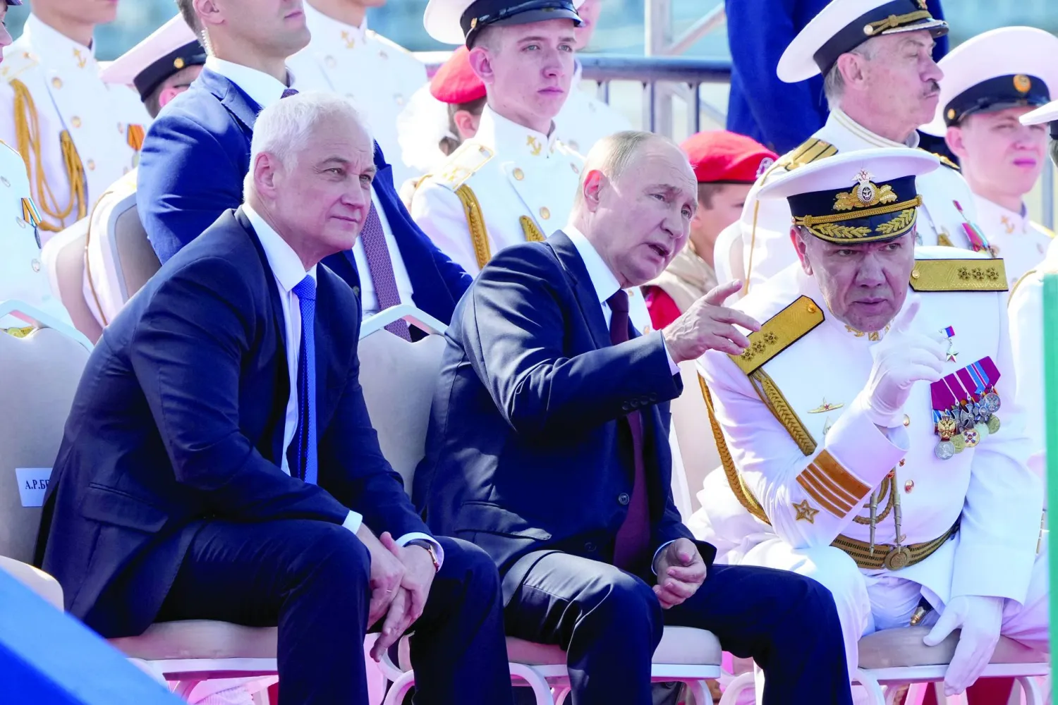 الرئيس الروسي فلاديمير بوتين يتحدث أمام وزير الدفاع وقائد البحرية بمناسبة الاحتفالات بيوم البحرية في سان بطرسبرغ أمس (رويترز)