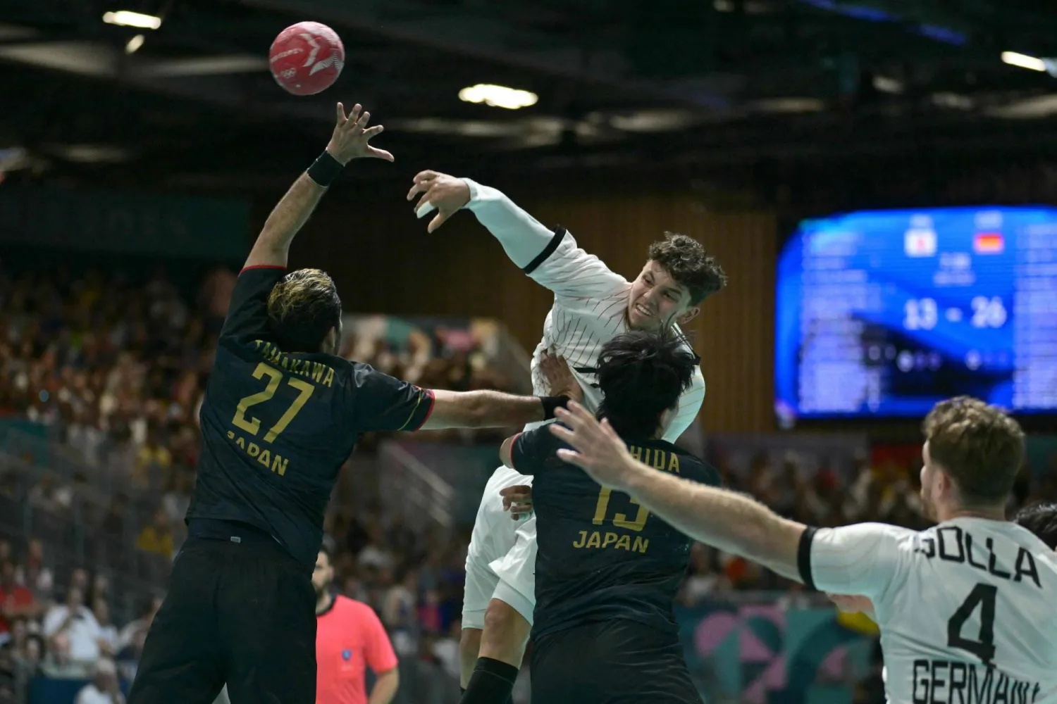 حقق منتخب ألمانيا فوزاً كاسحاً على نظيره الياباني (أ.ف.ب)