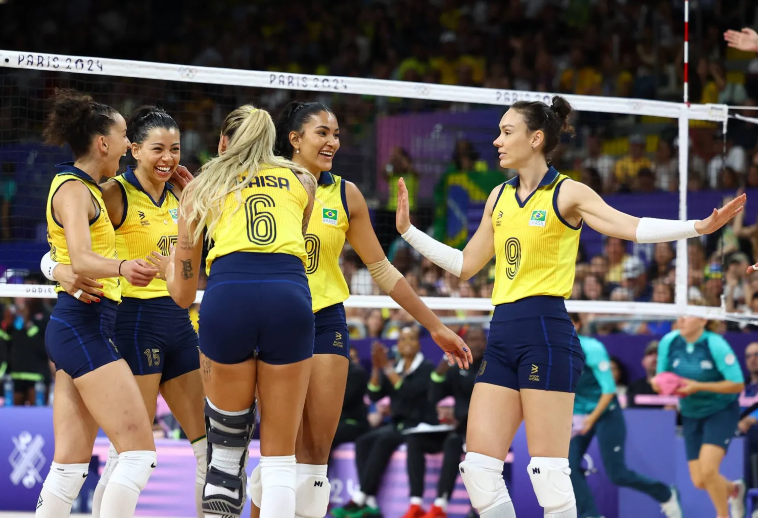 فريق البرازيل يحتفل بعد فوزه على كينيا (رويترز)