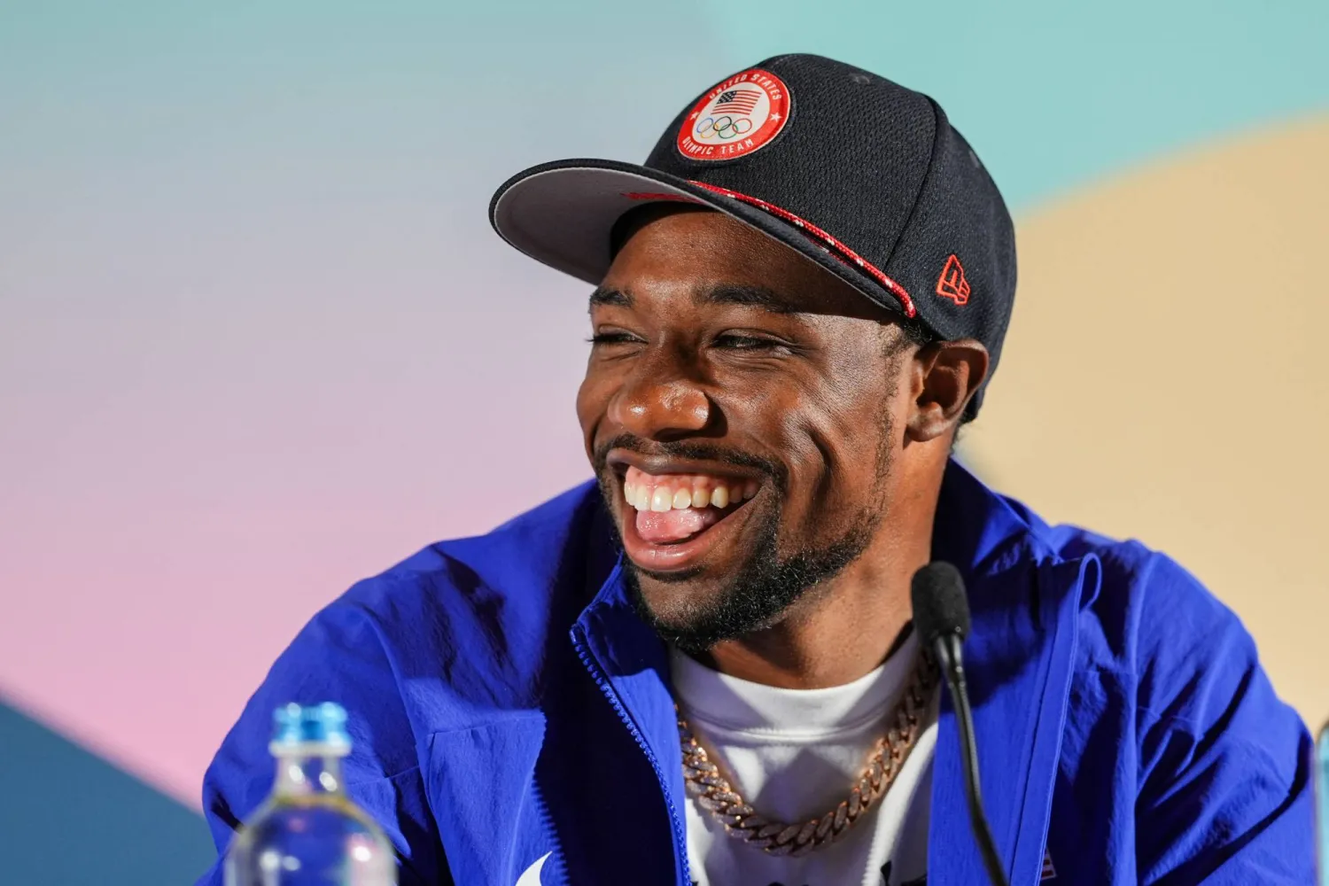 نواه لايلز خلال المؤتمر الصحافي (أ.ف.ب)