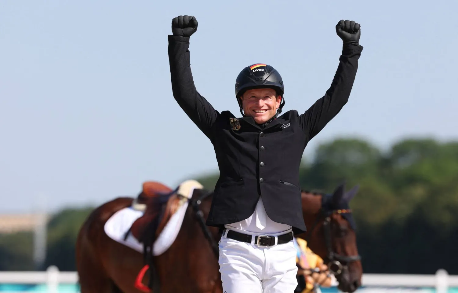 مايكل يونغ يحصد ذهبية الأيام الثلاثة في الفروسية (أ.ف.ب)