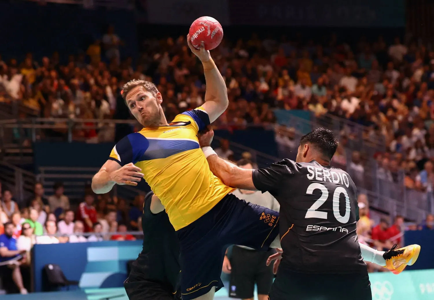 نجم السويد ألبين لاغيرغرين يسدد على مرمى إسبانيا خلال مواجهة الفريقين في أولمبياد باريس (رويترز)