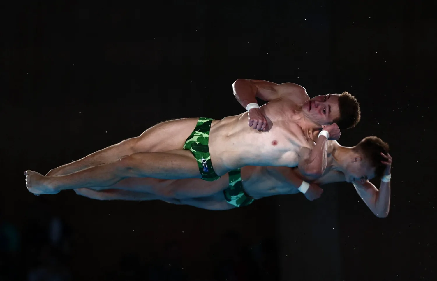 سيريدا وزميله بوليوخ في مسابقة الغطس المتزامن بأولمبياد باريس (رويترز)