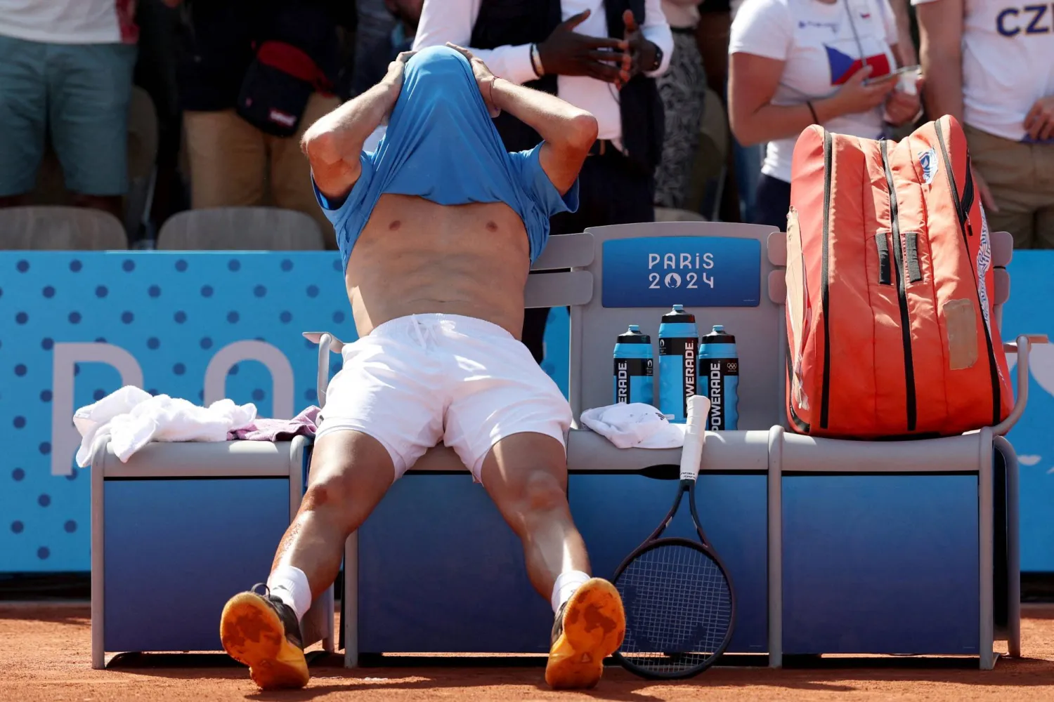 ارتفاع درجات الحرارة يثير الجدل بين لاعبي التنس في الأولمبياد (رويترز)