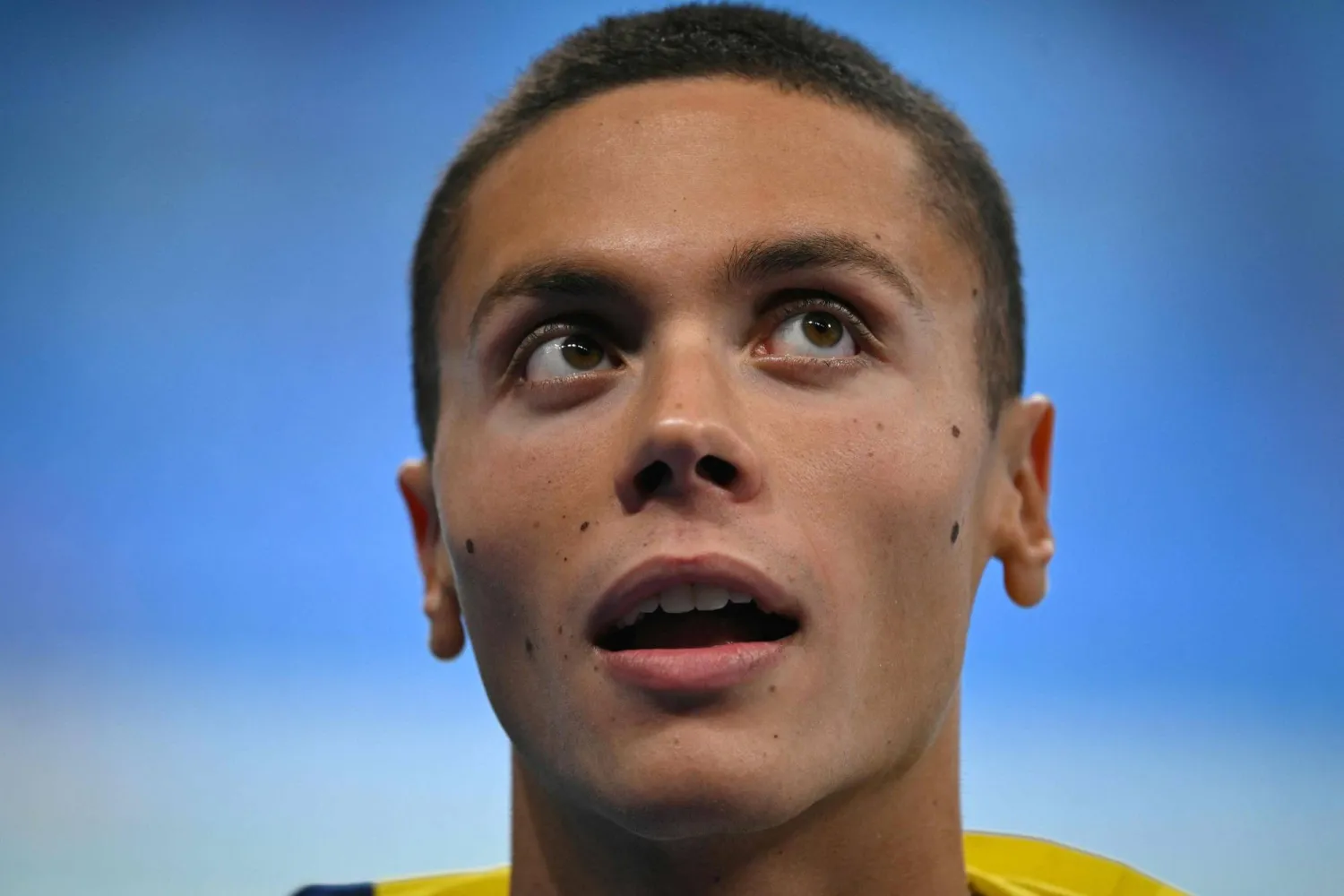 السباح الروماني ديفيد بوبوفيتشي يحرز ذهبيته الأولمبية الأولى (أ.ف.ب)