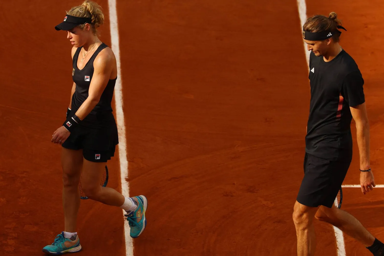 زفيريف وسيغموند وحسرة ما بعد الهزيمة في منافسات الزوجي المختلط (رويترز)