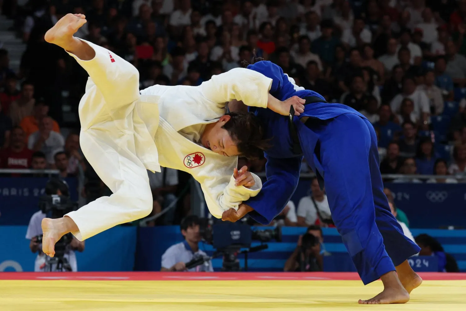 الكندية كريستا ديغوتشي (الأبيض) تحرز ذهبية الجودو في أولمبياد باريس (أ.ف.ب)