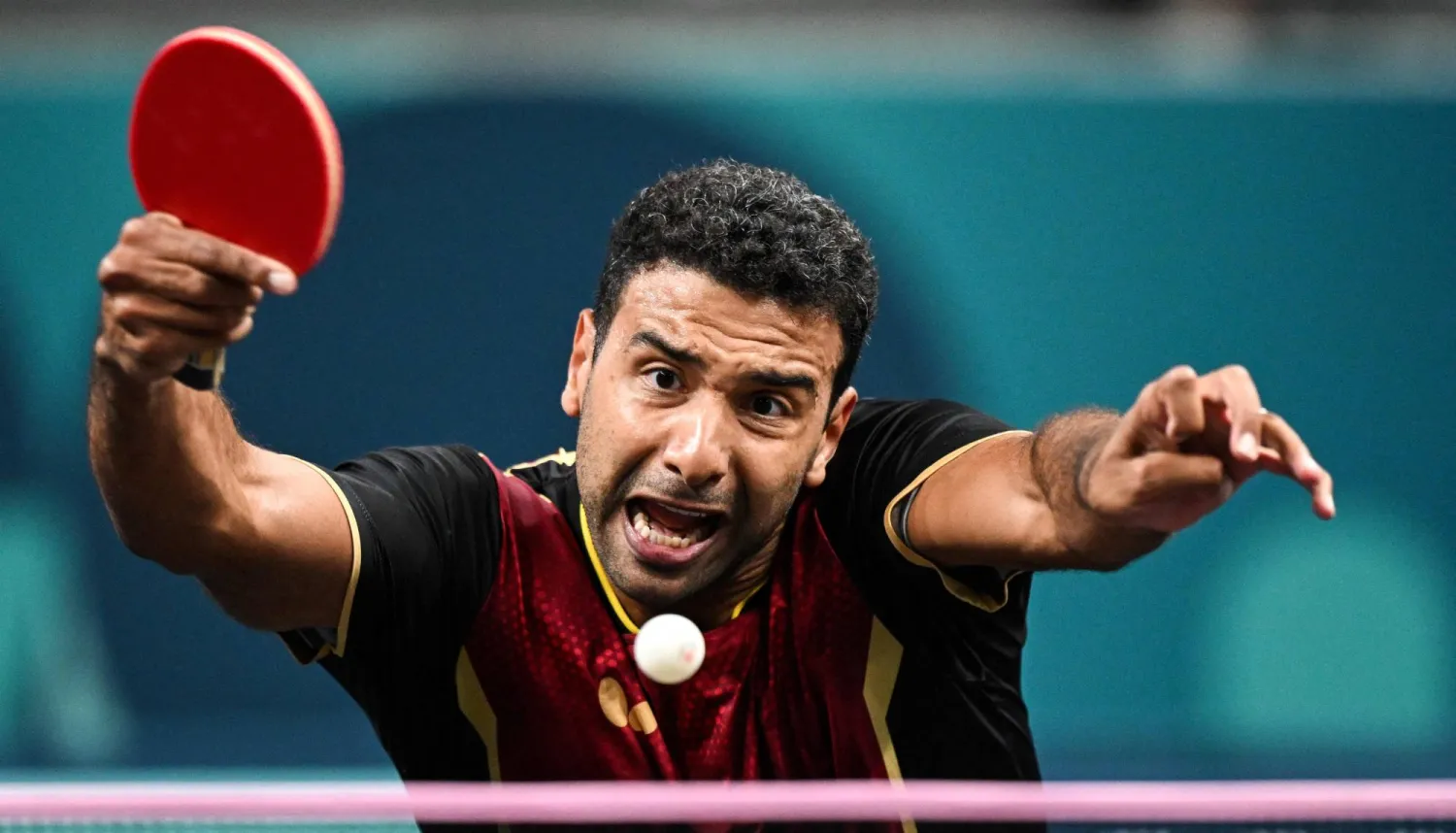 المصري عمر عصر يتقدم في منافسات تنس الطاولة بالأولمبياد (أ.ف.ب)