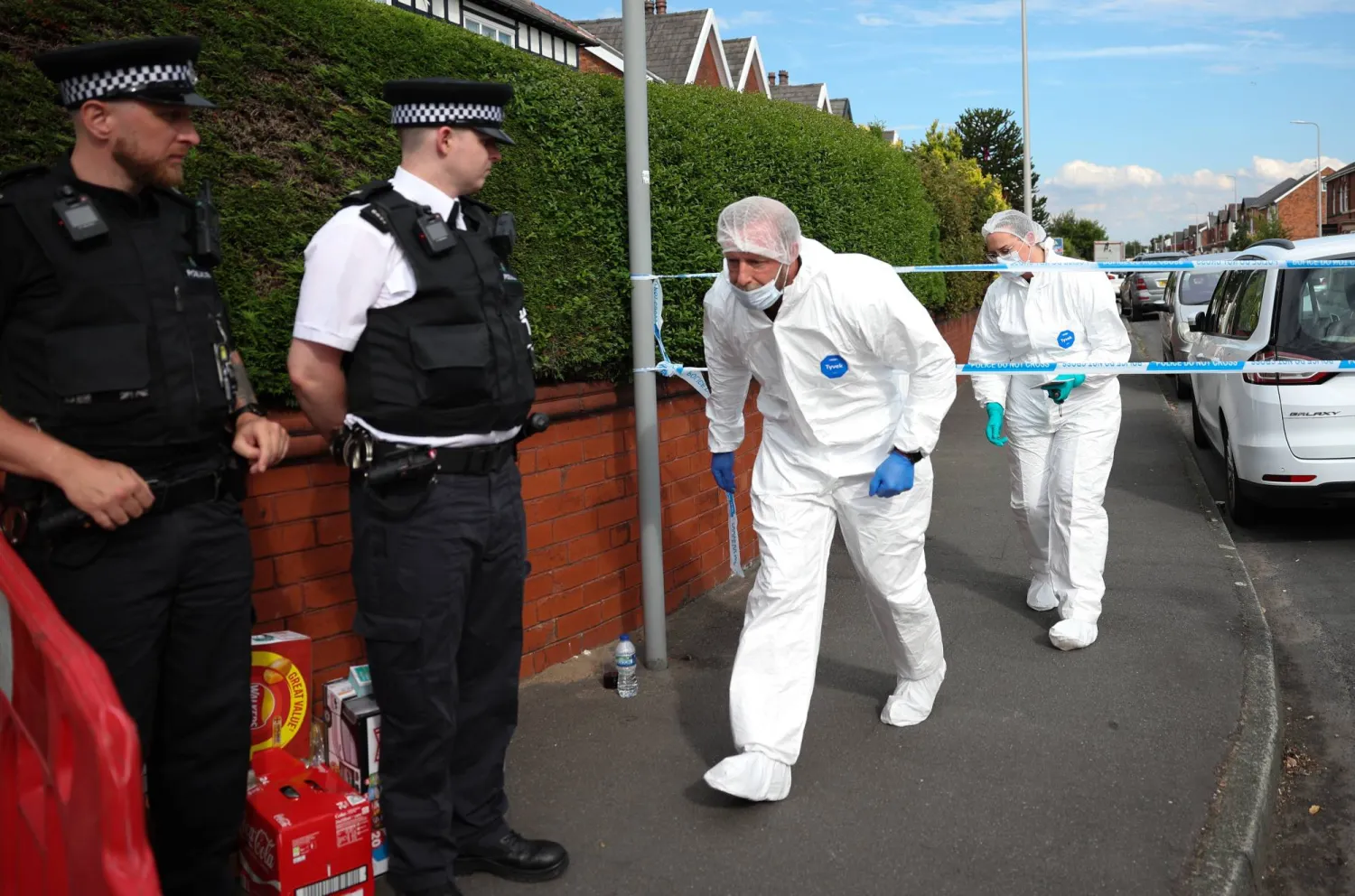 شرطيان وخبيرا أدلة جنائية في مسرح الحادث بساوثبورت (إ.ب.أ)