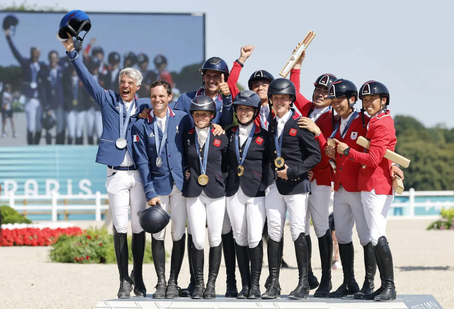 فرسان بريطانيا يحتفلون بالذهب فيما ذهبت الفضة لفرنسا والبرونز لليابان (إ.ب.أ))