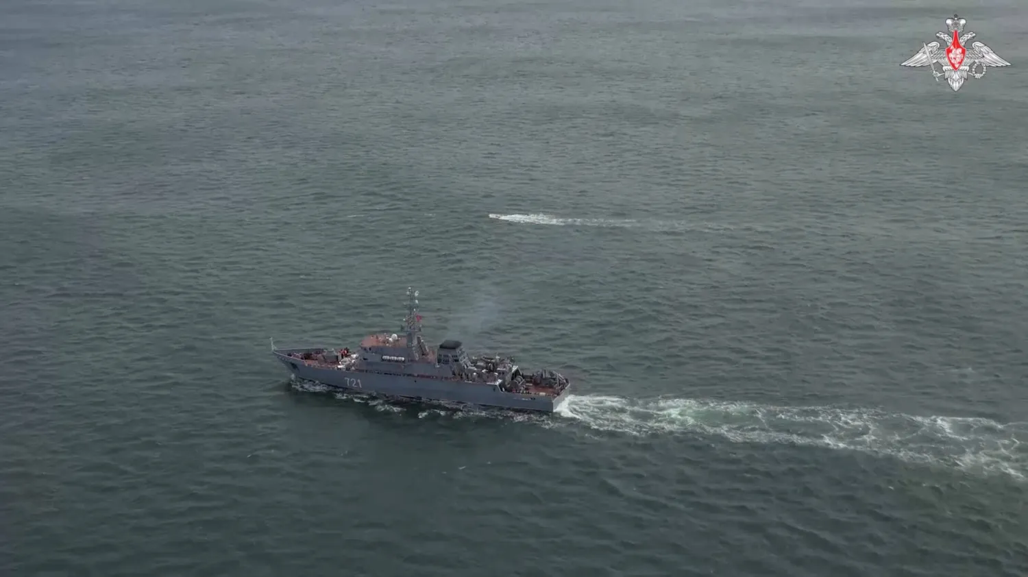 تشارك كاسحة الألغام الروسية «بيوتر إليتشيف» من أسطول المحيط الهادي في تدريبات بحرية بمكان غير معلن (رويترز)