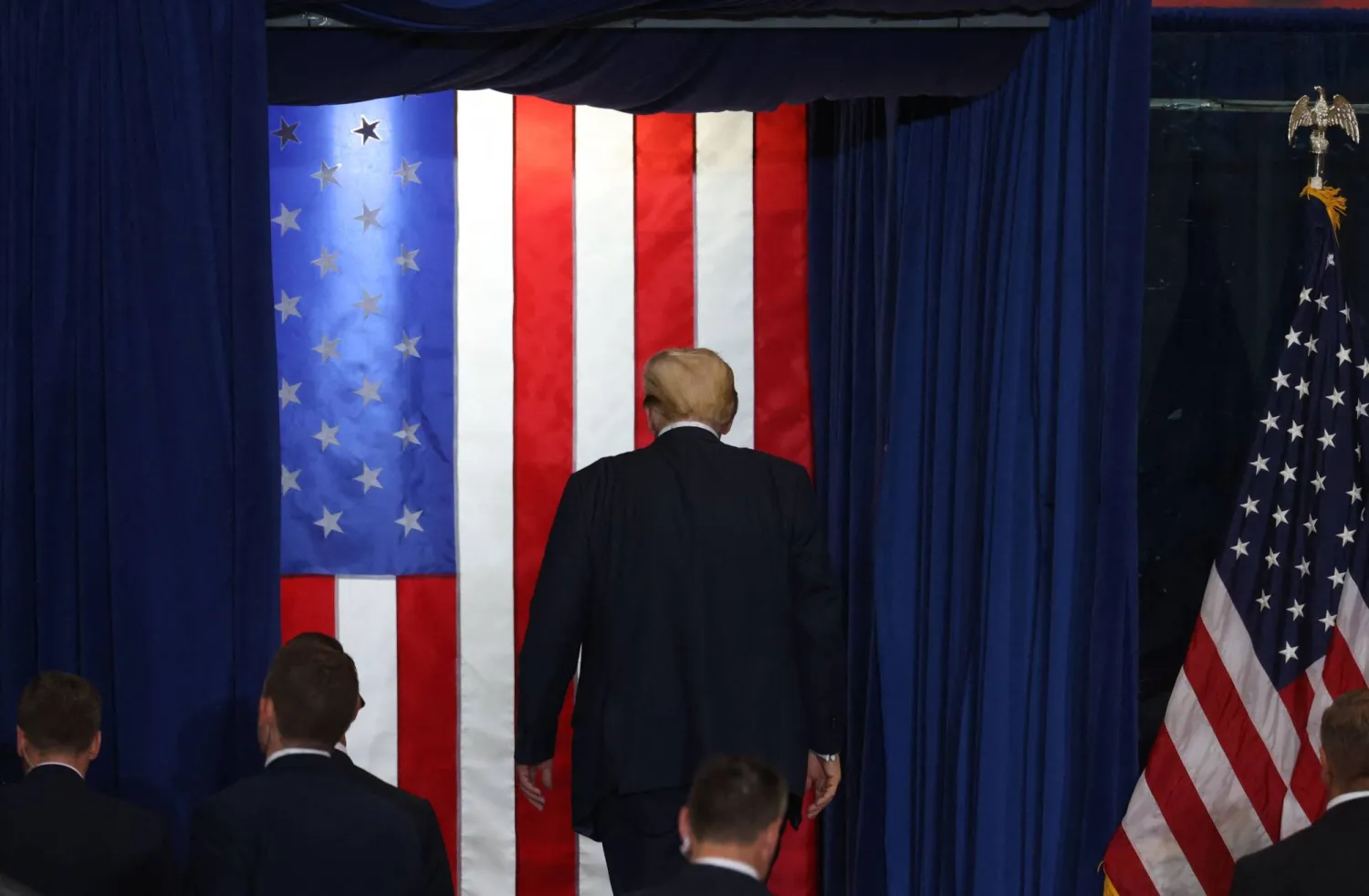 الرئيس الأميركي السابق والمرشح الرئاسي الجمهوري لعام 2024 دونالد ترمب يغادر بعد أن ألقى كلمة خلال تجمع انتخابي في مركز «هيرب بروكس الوطني للهوكي» في سانت كلاود بولاية مينيسوتا (أ.ف.ب)