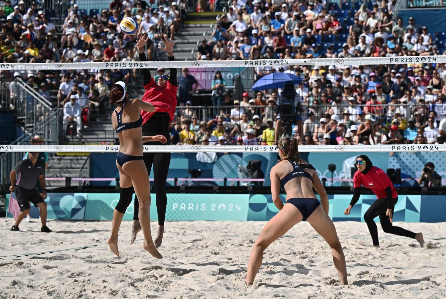 الخسارة الثانية للمنتخب المصري في مرحلة المجموعات (رويترز)