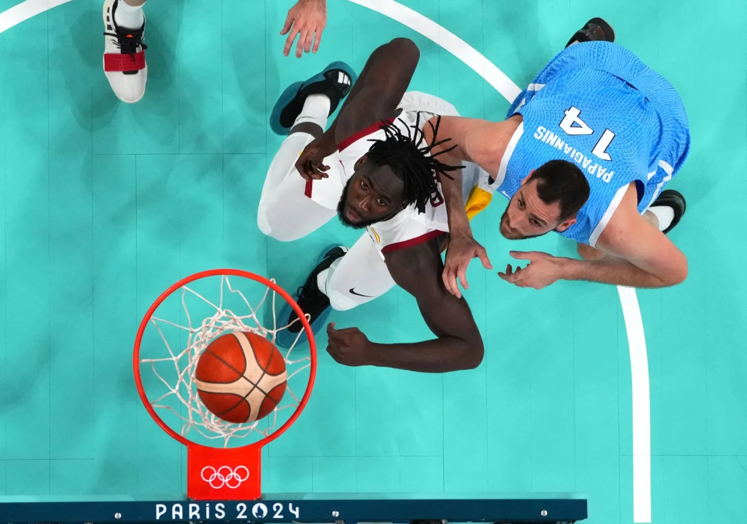 المواجهة اشتعلت في بداية الربع الأخير حين قلص يانيس الفارق إلى ثلاث نقاط (الشرق الأوسط)